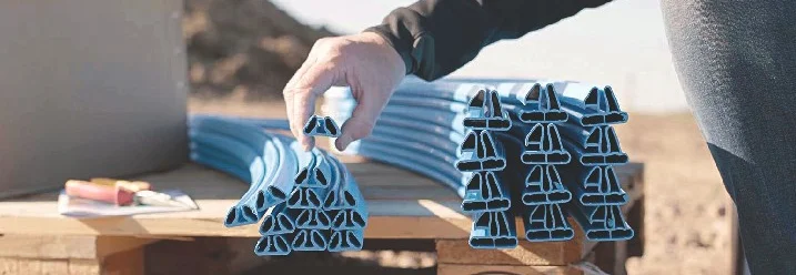 Person hält blaues Plastikprofil in der Hand